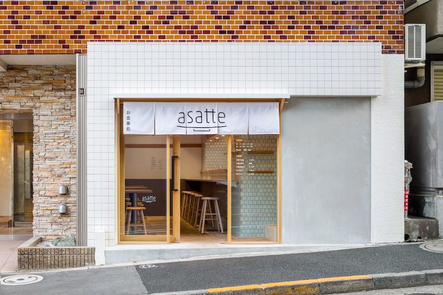 北参道の定食屋さん, sorama me Inc. sorama me Inc. Corredores, halls e escadas minimalistas Azulejo