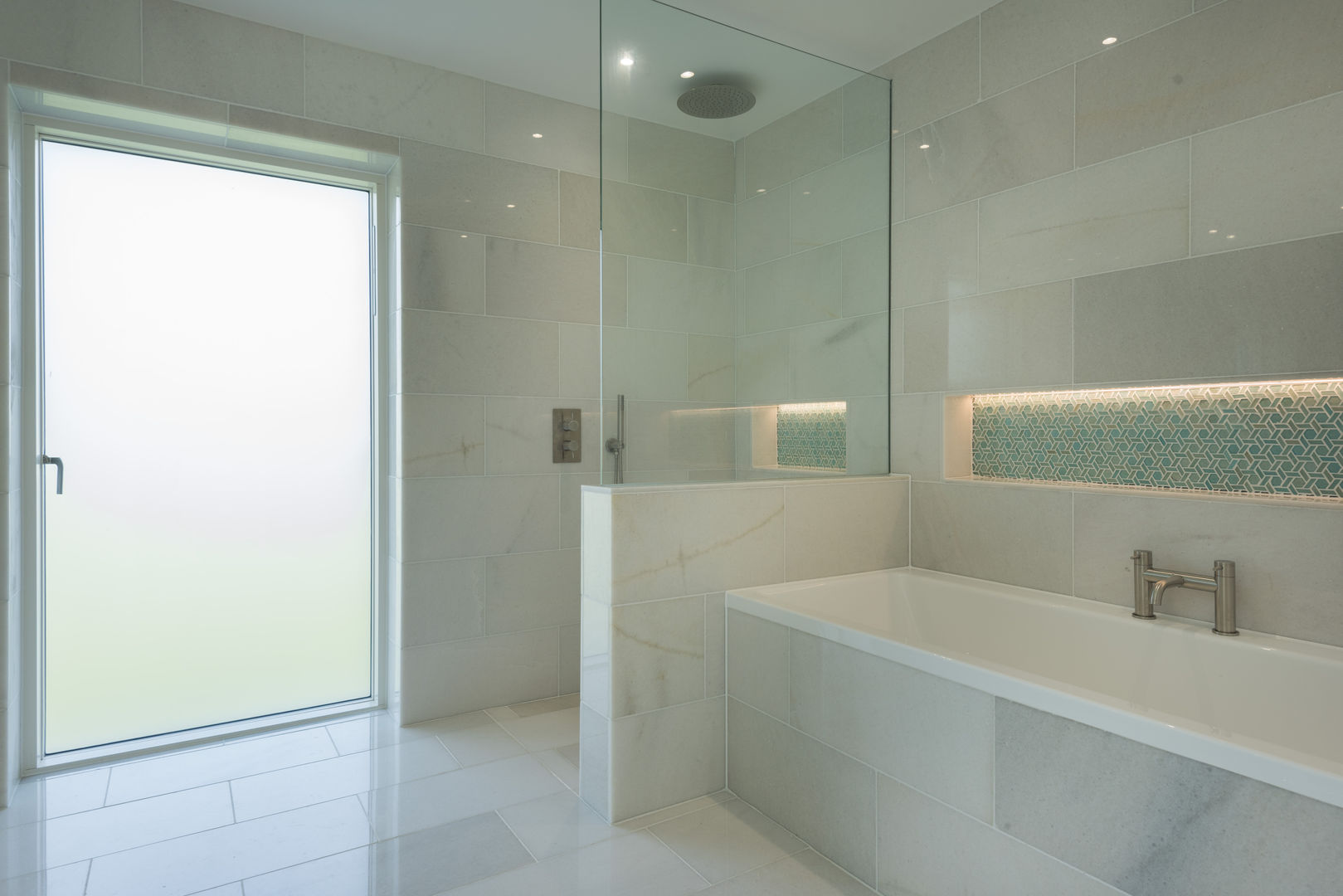 Contemporary Replacement Dwelling, Cubert, Laurence Associates Laurence Associates 모던스타일 욕실 bathroom,bath,modern bathtub,shower,walk-in shower,white,modern