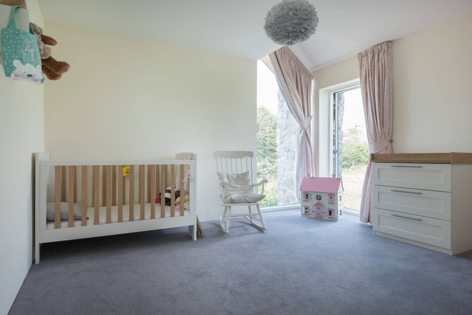 Contemporary Replacement Dwelling, Cubert, Laurence Associates Laurence Associates Stanza dei bambini moderna nursery,childrens room,baby,girls room,rocking chair,cot,doll house