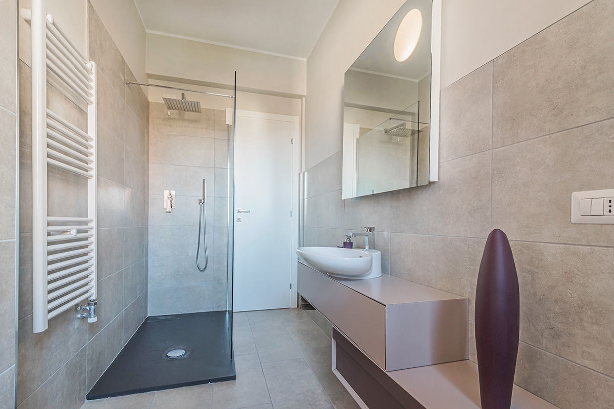 Ristrutturazione appartamento Milano, Pioltello, Facile Ristrutturare Facile Ristrutturare Banheiros modernos