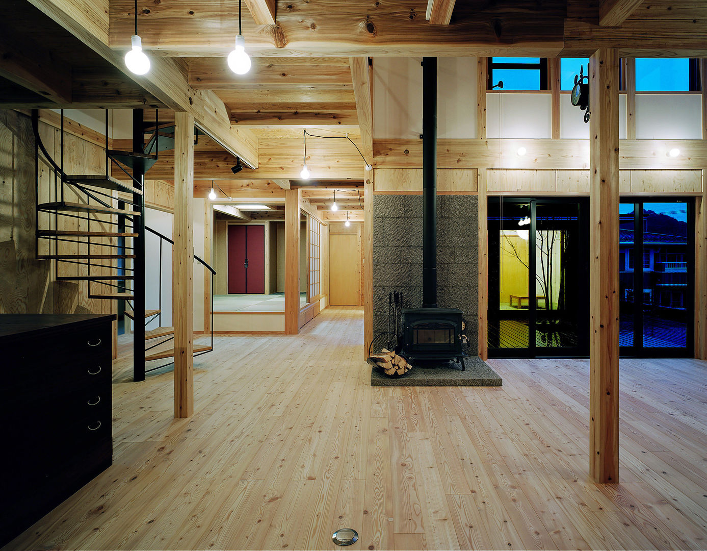 鹿児島の黒い家, 有島忠男設計工房 有島忠男設計工房 Dining room لکڑی Wood effect