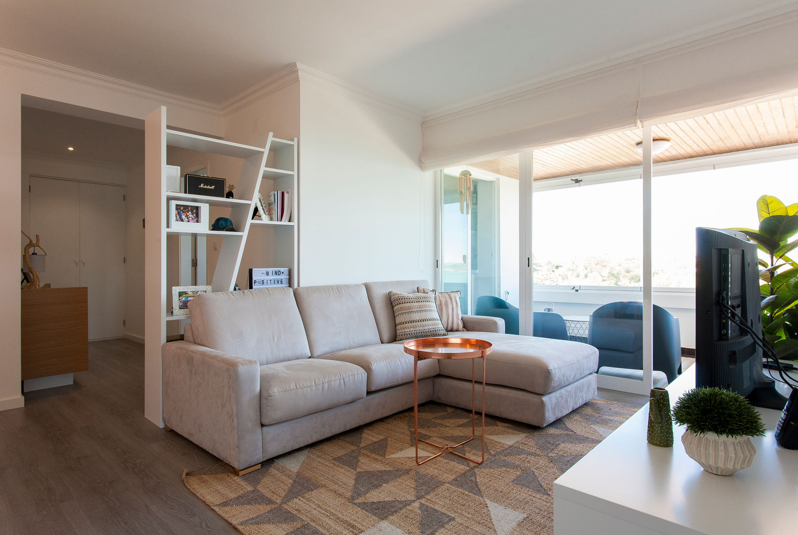 Apartamento c/ 1 quarto - Paço de Arcos, Oeiras, Traço Magenta - Design de Interiores Traço Magenta - Design de Interiores Вітальня Аксесуари та прикраси