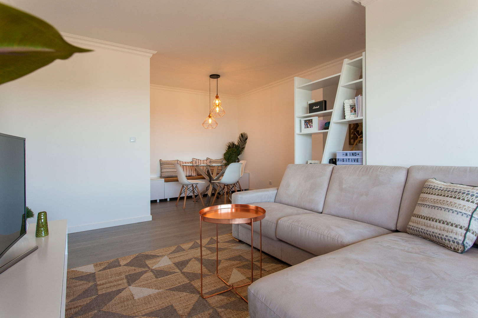 Apartamento c/ 1 quarto - Paço de Arcos, Oeiras, Traço Magenta - Design de Interiores Traço Magenta - Design de Interiores Гостиная в стиле модерн Аксессуары и декорации