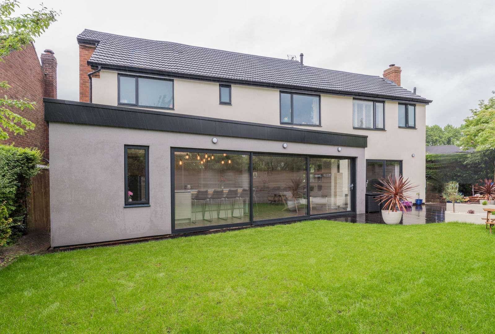 Non-rectangular extension echoes the shape of the back garden John Gauld Photography Casas unifamiliares Lawn,Aluminium doors,Patio Doors,Flat roof