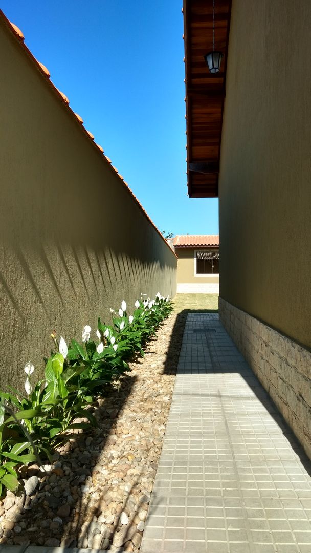 RESIDENCIAL FAMILIAR QUATIS/RJ, Richard Lima Arquitetura Richard Lima Arquitetura Front yard Stone