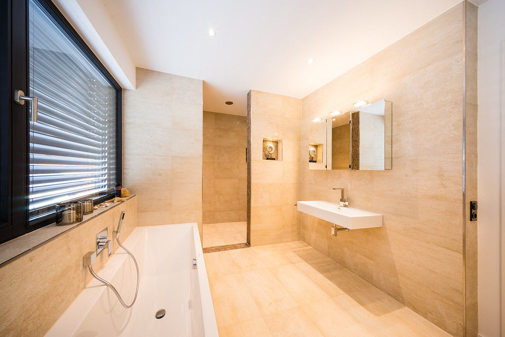 Spiel mit drei Kuben, Helwig Haus und Raum Planungs GmbH Helwig Haus und Raum Planungs GmbH Modern style bathrooms