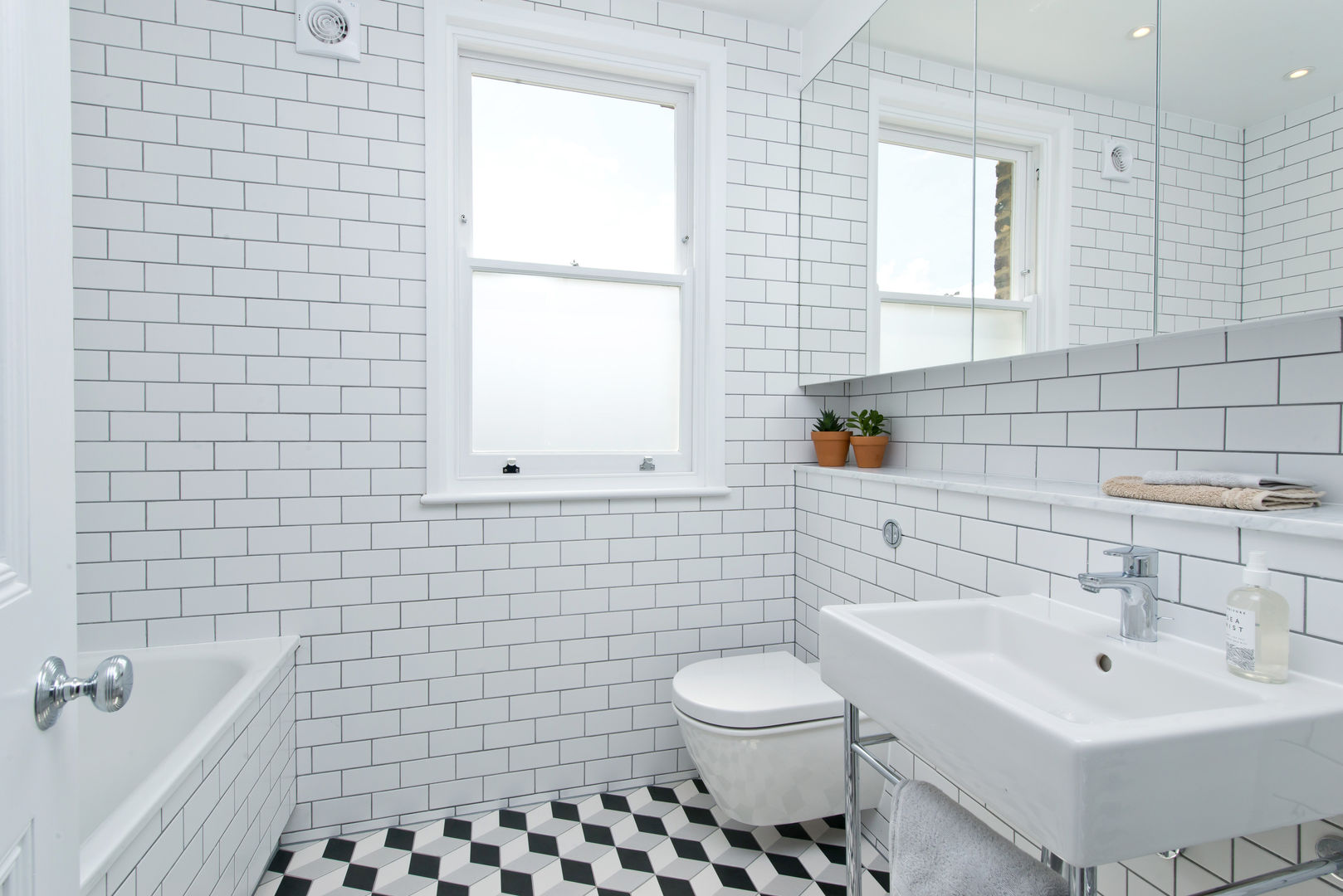 homify Baños de estilo moderno Azulejos