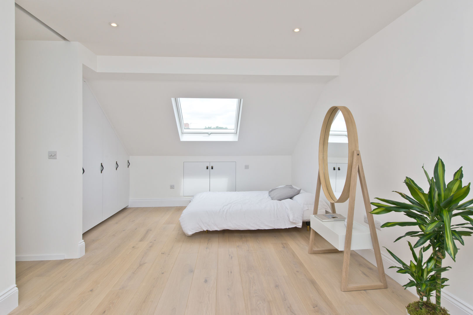 homify Moderne slaapkamers Houtcomposiet Transparant