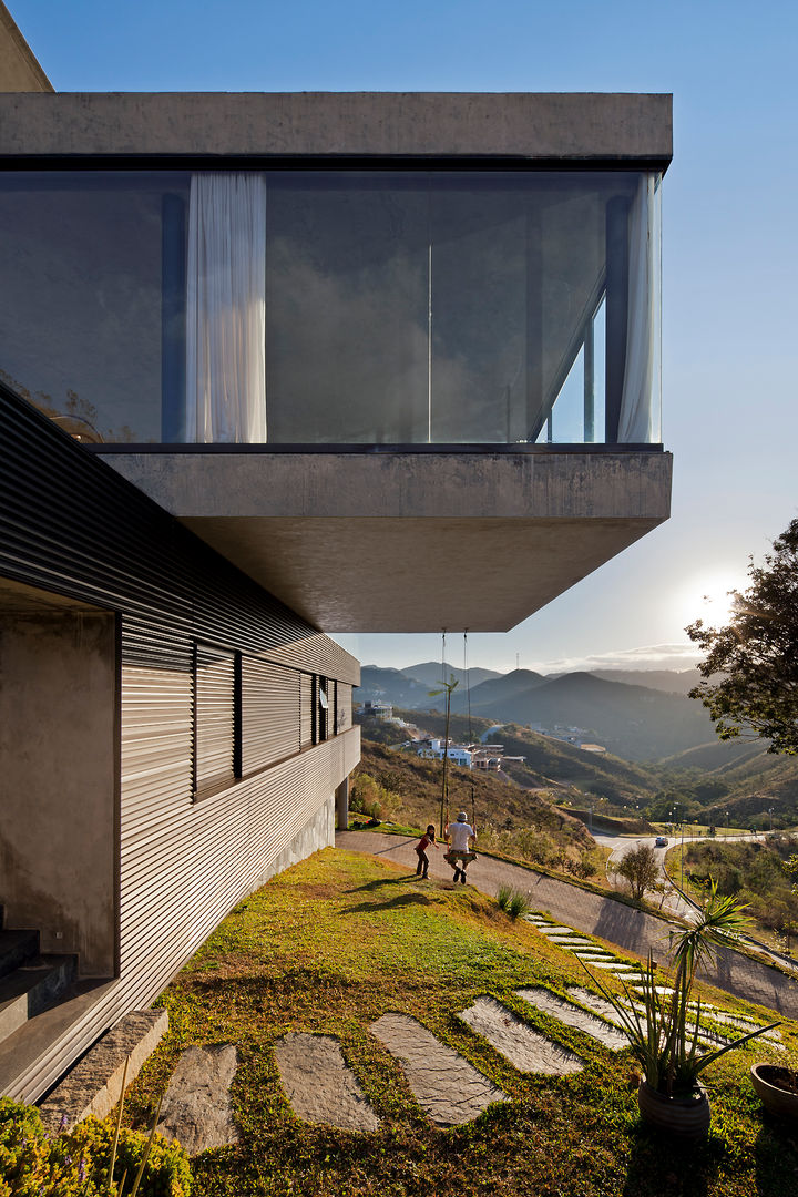 Fachada de casa contemporânea branca e cinza com viga aérea e pedra ferro!