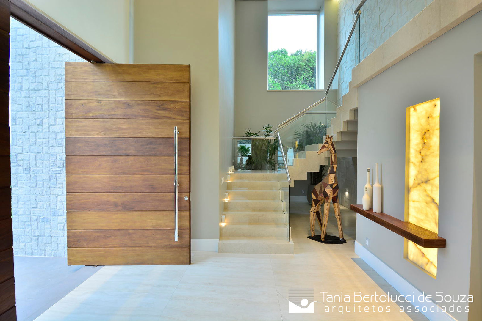 Residência Cond. Reserva do Arvoredo, Tania Bertolucci de Souza | Arquitetos Associados Tania Bertolucci de Souza | Arquitetos Associados Modern corridor, hallway & stairs