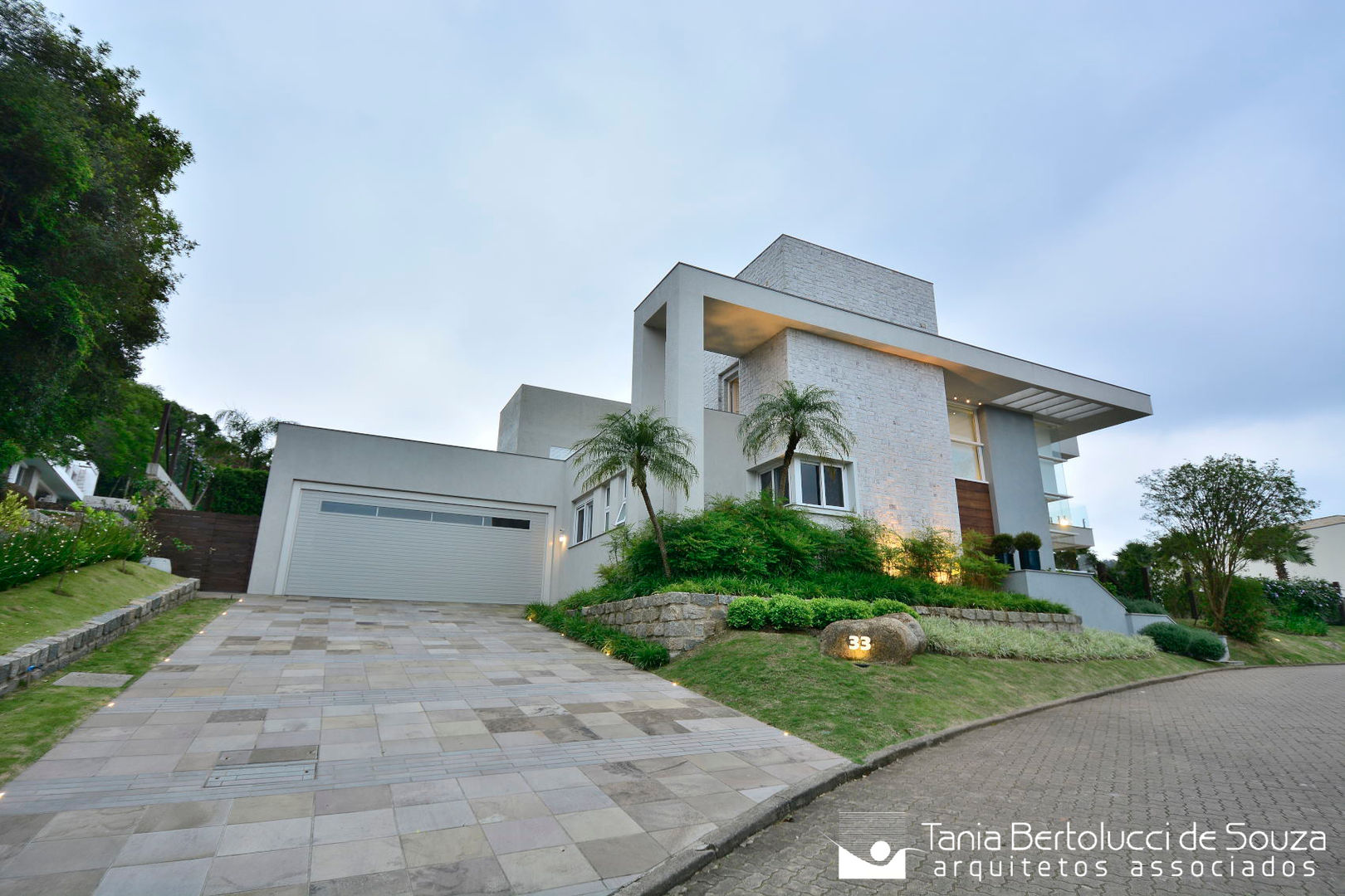 Residência Cond. Reserva do Arvoredo, Tania Bertolucci de Souza | Arquitetos Associados Tania Bertolucci de Souza | Arquitetos Associados Maisons mitoyennes