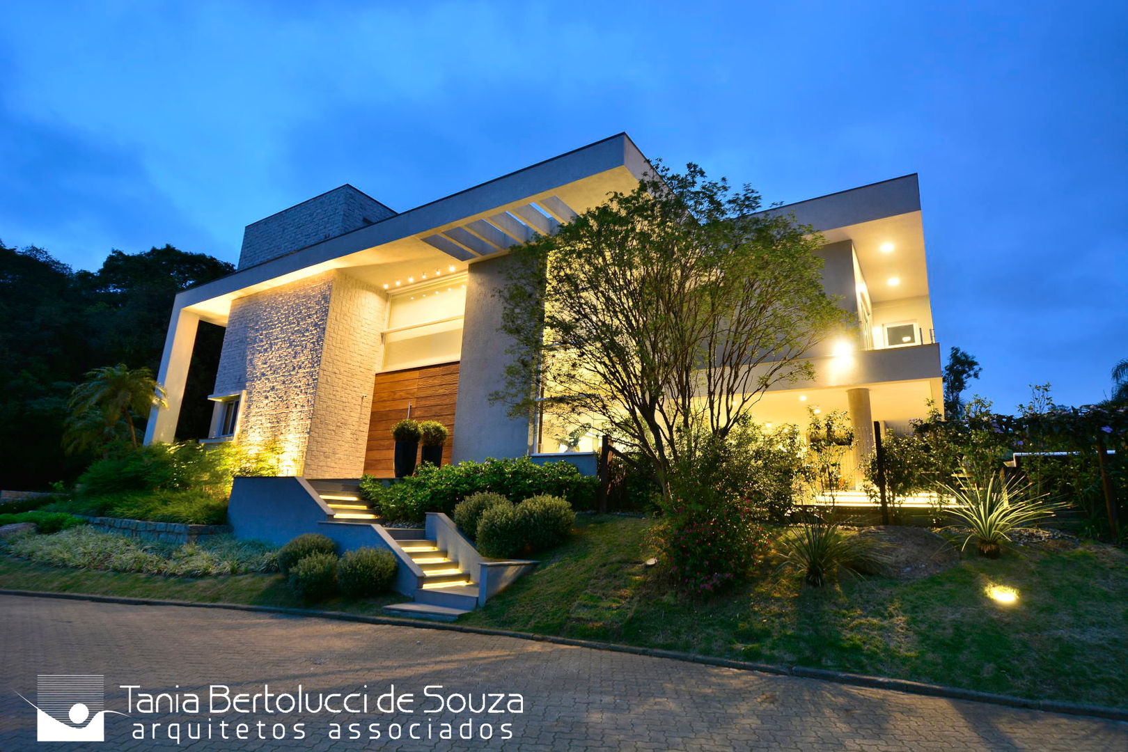 Residência Cond. Reserva do Arvoredo, Tania Bertolucci de Souza | Arquitetos Associados Tania Bertolucci de Souza | Arquitetos Associados Dom szeregowy