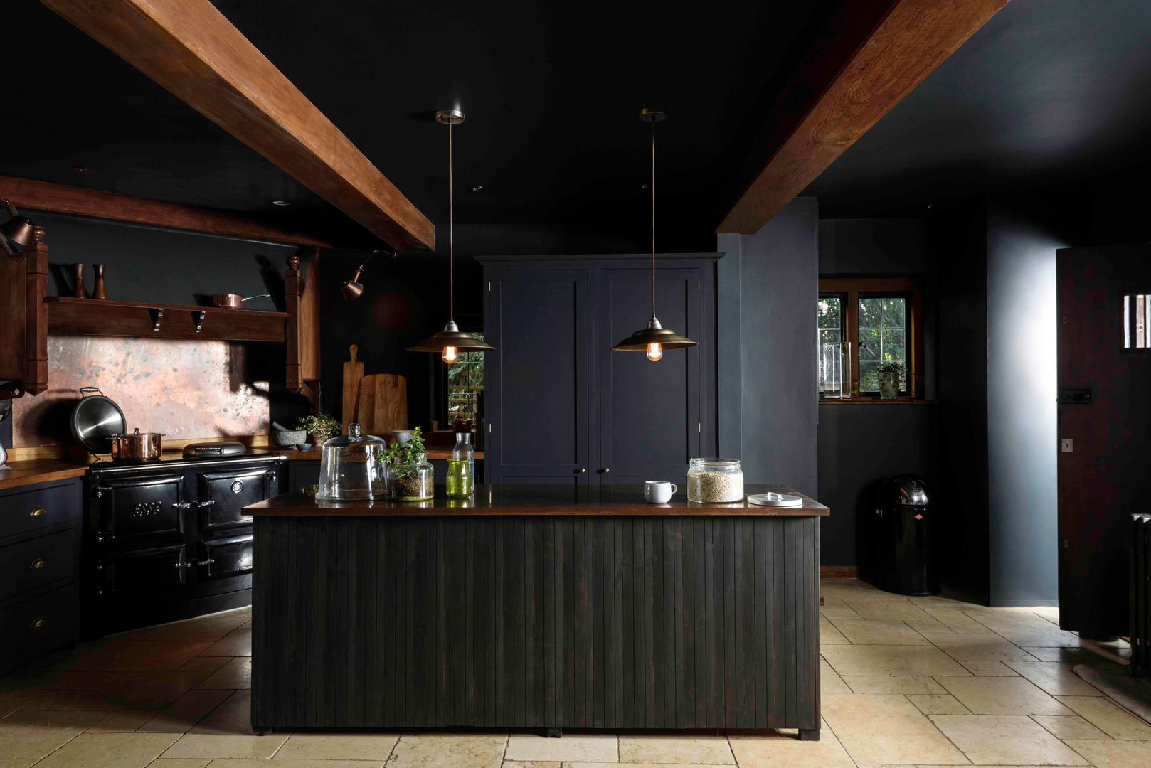 The Petersham Kitchen by deVOL deVOL Kitchens Industrialna kuchnia industrial lights,copper worktop,copper splashback,dark colours