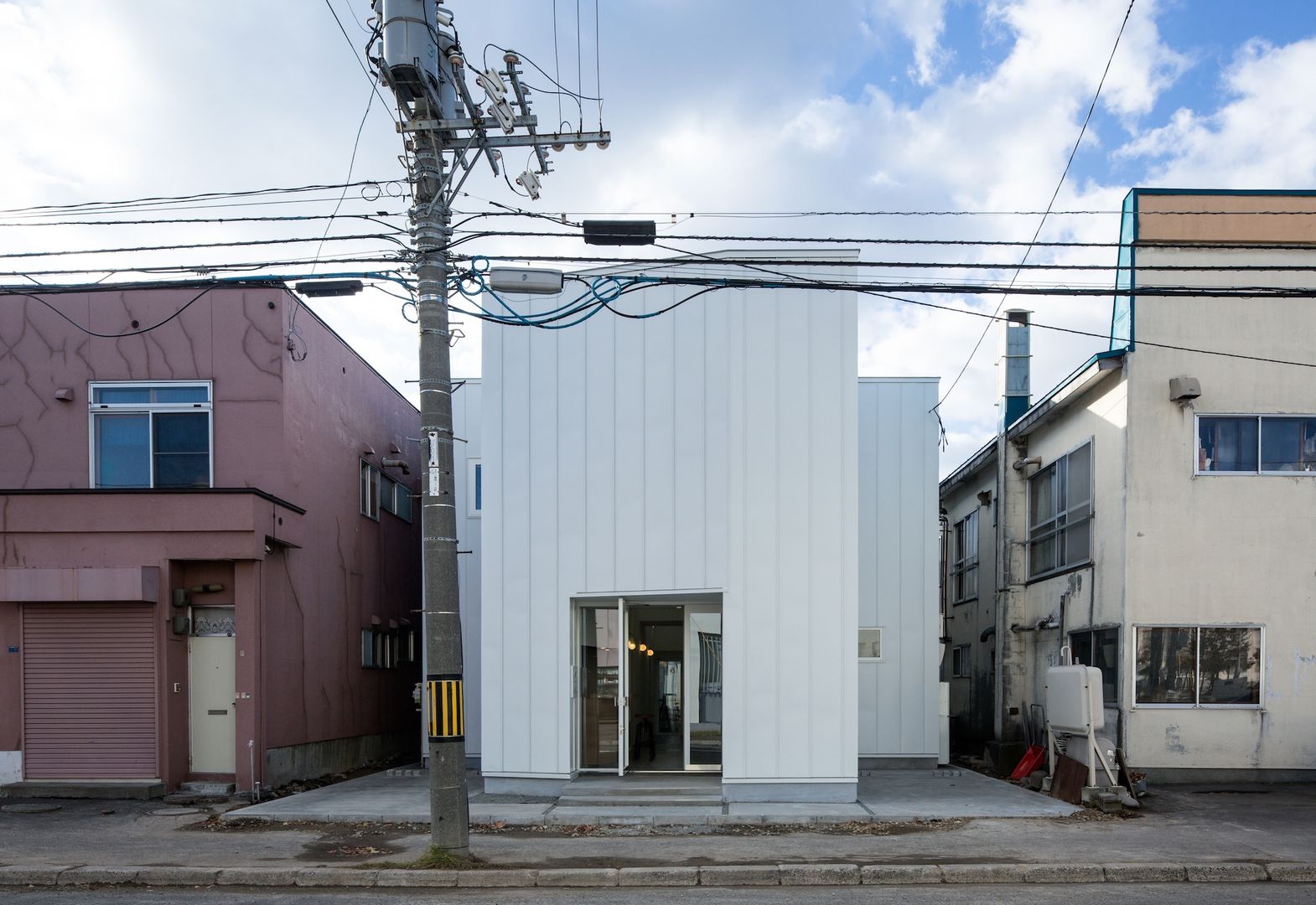 coneco bld., 一色玲児 建築設計事務所 / ISSHIKI REIJI ARCHITECTS 一色玲児 建築設計事務所 / ISSHIKI REIJI ARCHITECTS Casas de estilo minimalista