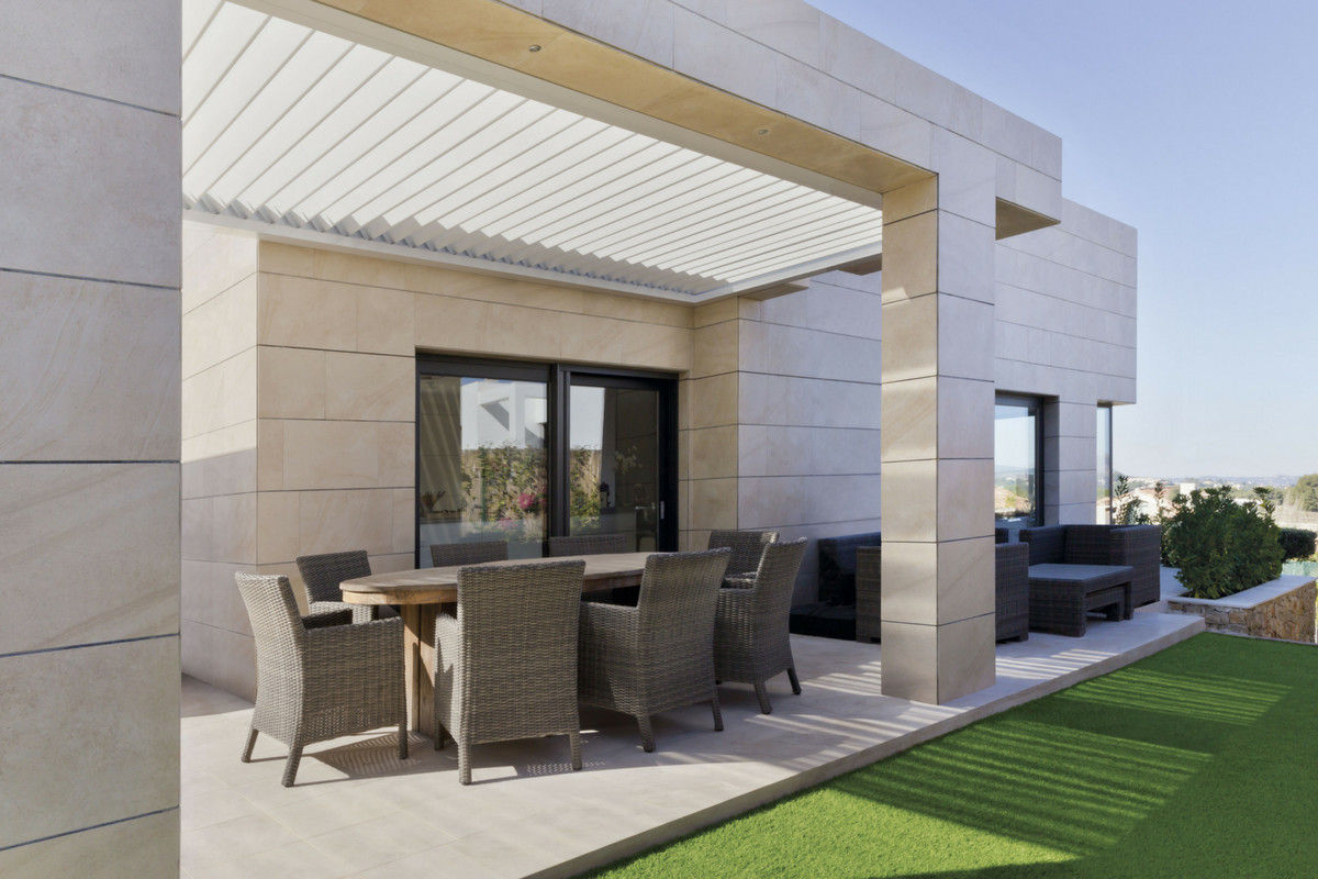 Pérgola bioclimática Saxun instalada en chalet en la costa norte de Alicante, Saxun Saxun Garden Shed