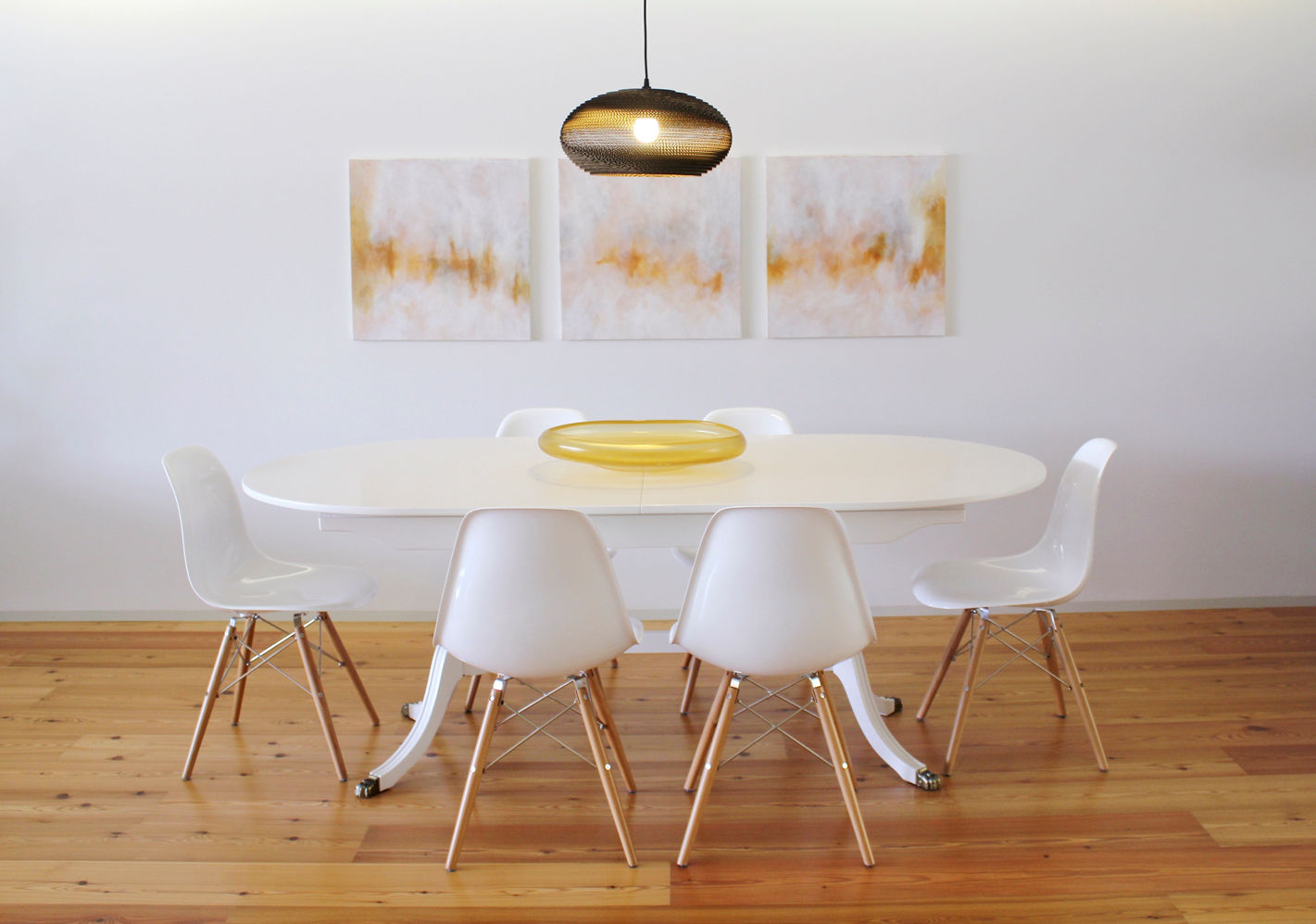 Dinning room Tangerinas e Pêssegos - Design de Interiores & Decoração no Porto غرفة السفرة خشب Wood effect holiday apartment,relaxed fell,comfortable,décor,decoration,interior designer,interior designers,painted furniture,white painted wood,white house,dinning room,dining chair