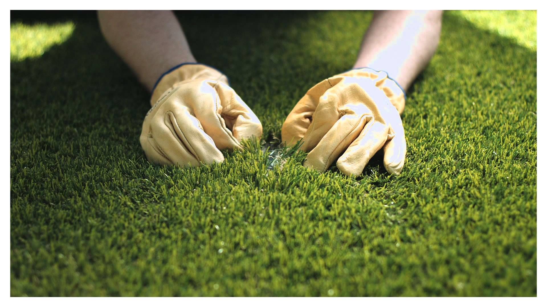 CÓMO INSTALAR PASTO SINTÉTICO EN 9 PASOS, Arte Verde - Favor de pisar el césped Arte Verde - Favor de pisar el césped Jardins de fachadas de casas Concreto