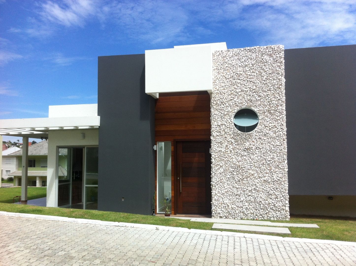 Residência Contemporânea, Studio RW Arquitetura Studio RW Arquitetura บ้านและที่อยู่อาศัย