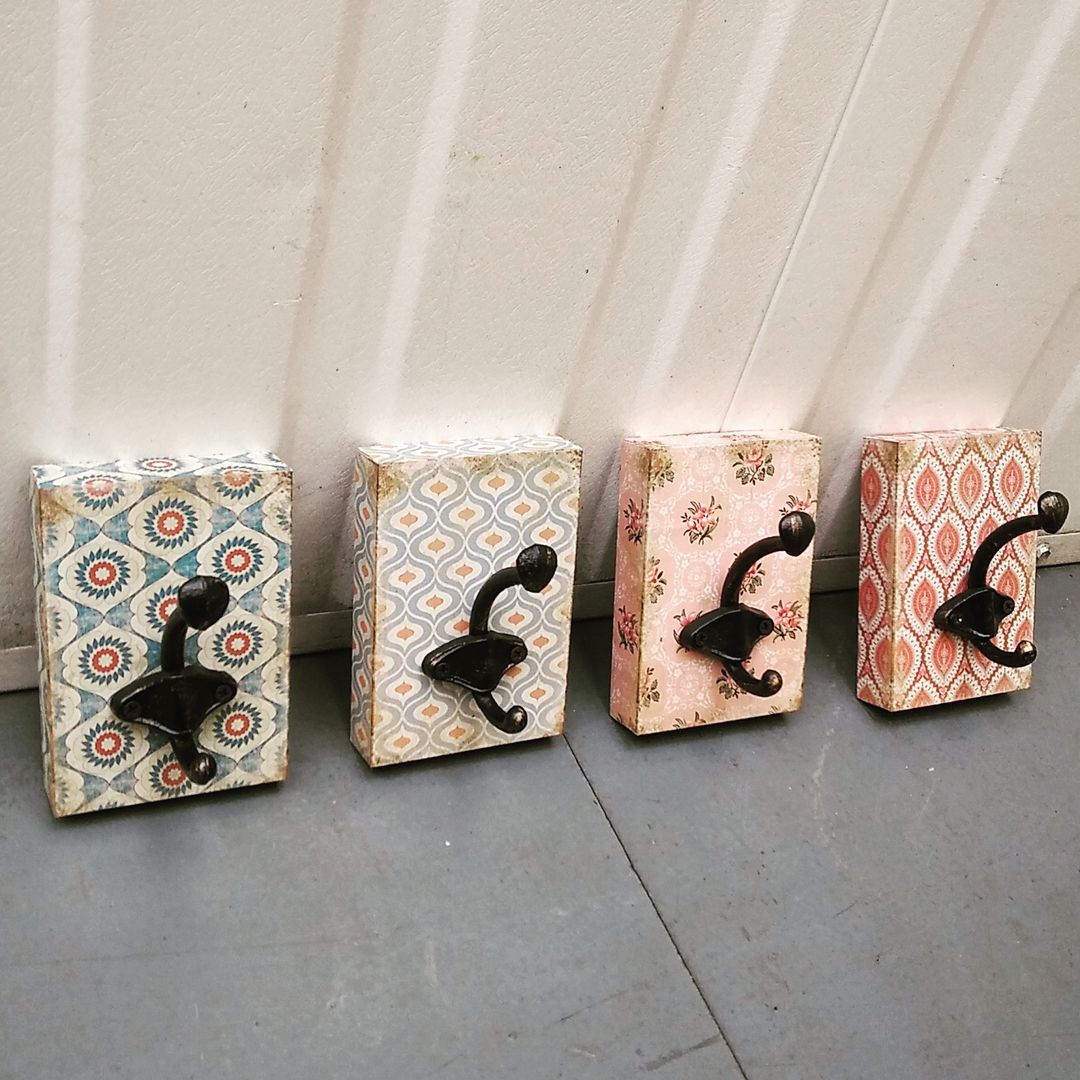 Wall Hooks Rustic Vintage Coat Hanger Set with Vintage Patterns made out of Cast Iron Vintagist.com 인더스트리얼 복도, 현관 & 계단 액세서리 & 장식