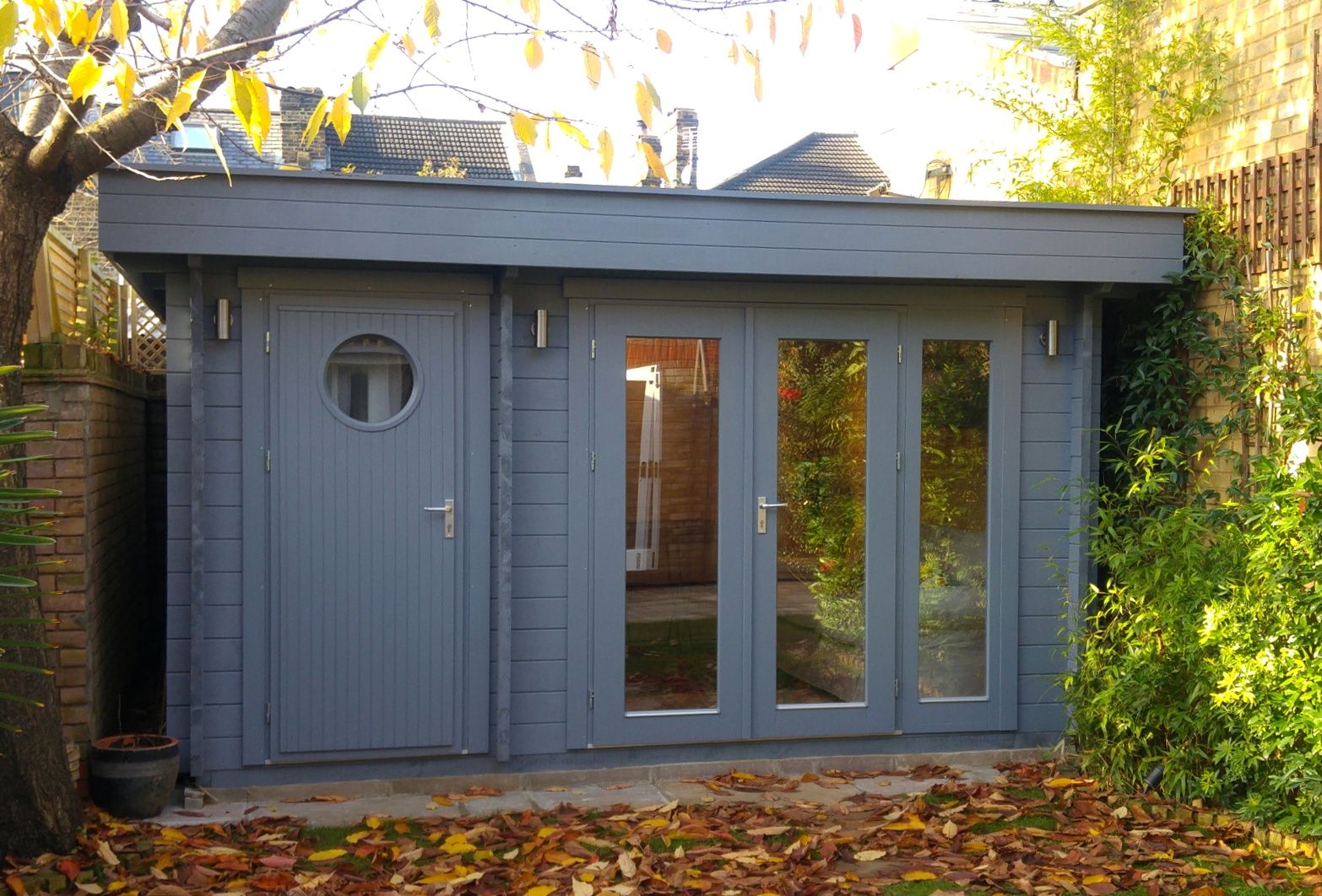 Custom designed garden room with integral shed / store Garden Affairs Ltd โรงรถและหลังคากันแดด ไม้ Wood effect garden shed, garden office, garden store, garden room, log cabin,