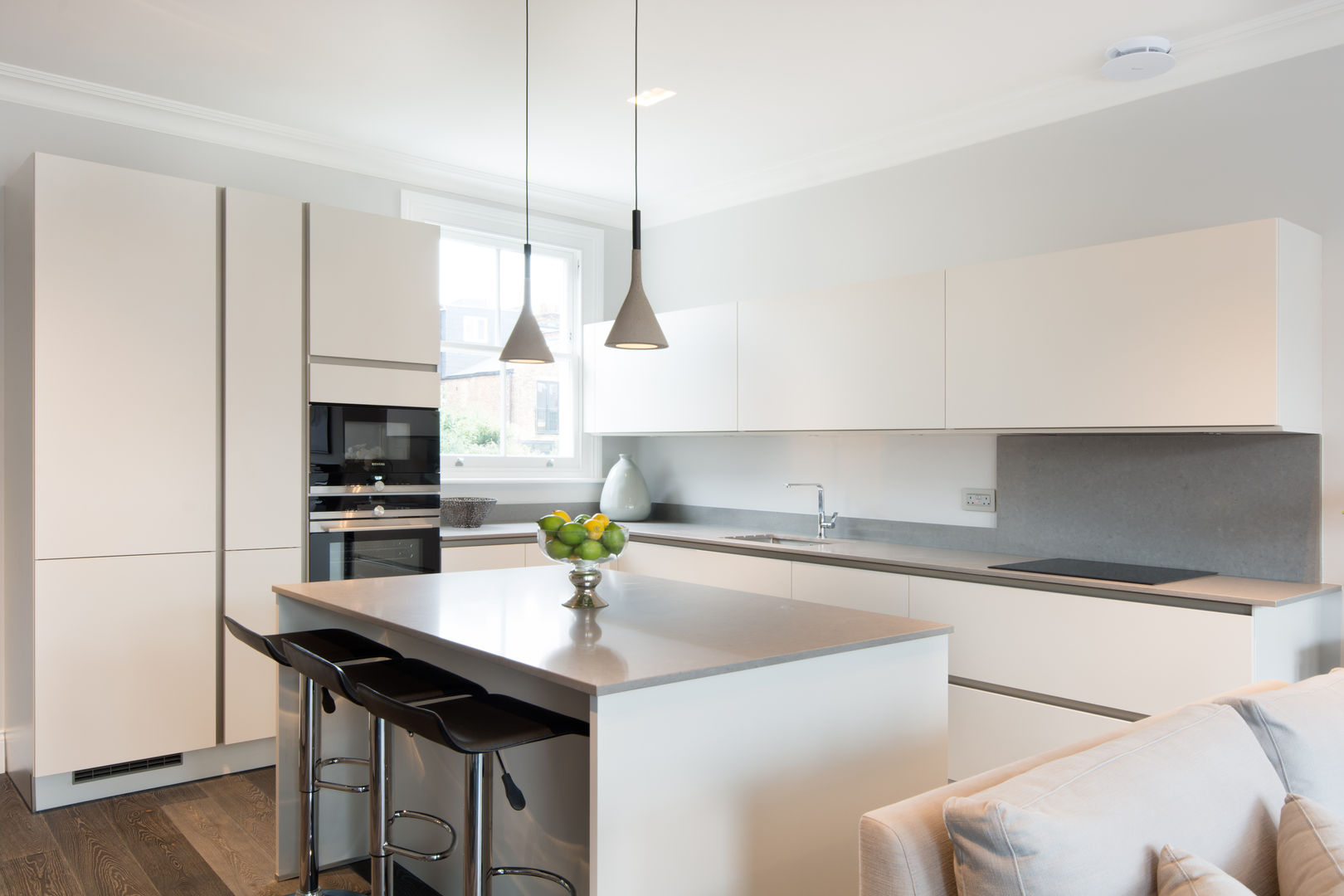 Kensal Green Flat, London Home Staging Ltd London Home Staging Ltd ห้องครัว kitchen lighting,grey kitchen,modern kitchen,kitchen island