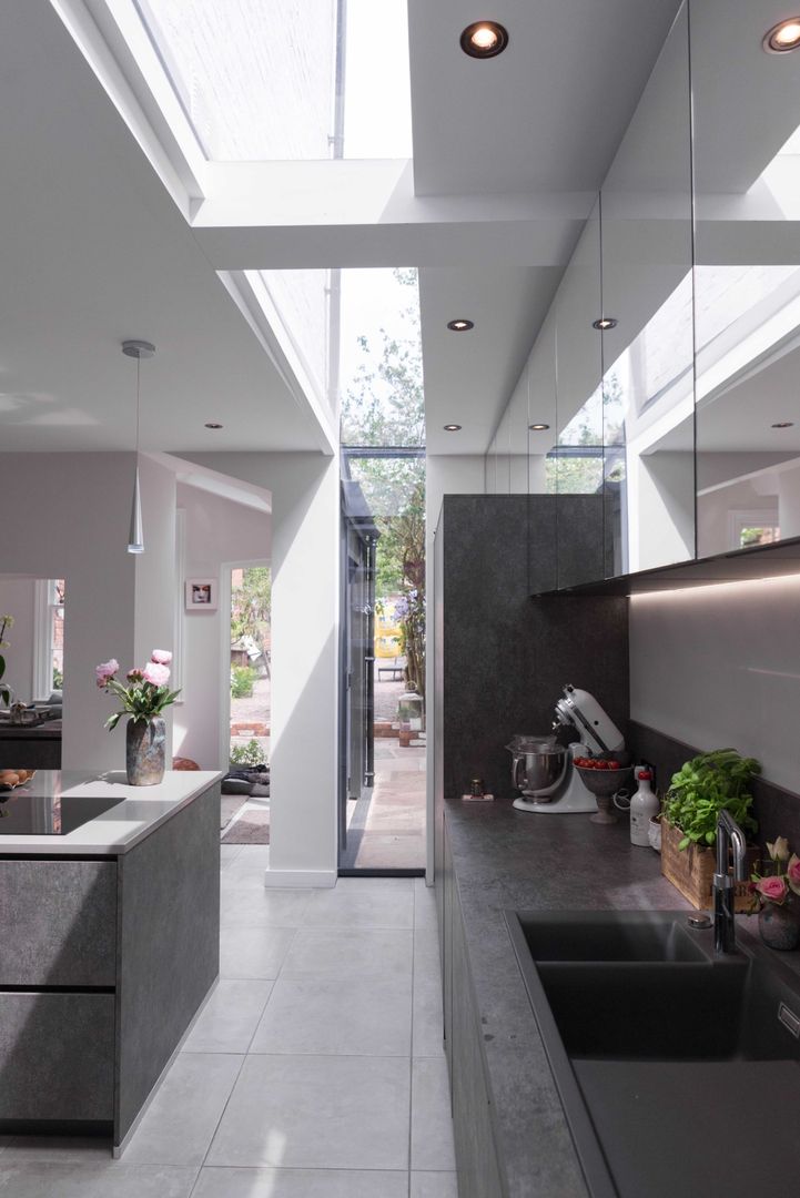 Kitchen extension with slot rooflight guy taylor associates ห้องครัว glass roof