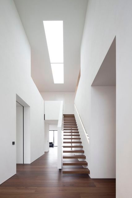 Einfamilienhaus, Innenarchitektur und Kunst Innenarchitektur und Kunst Pasillos, vestíbulos y escaleras minimalistas