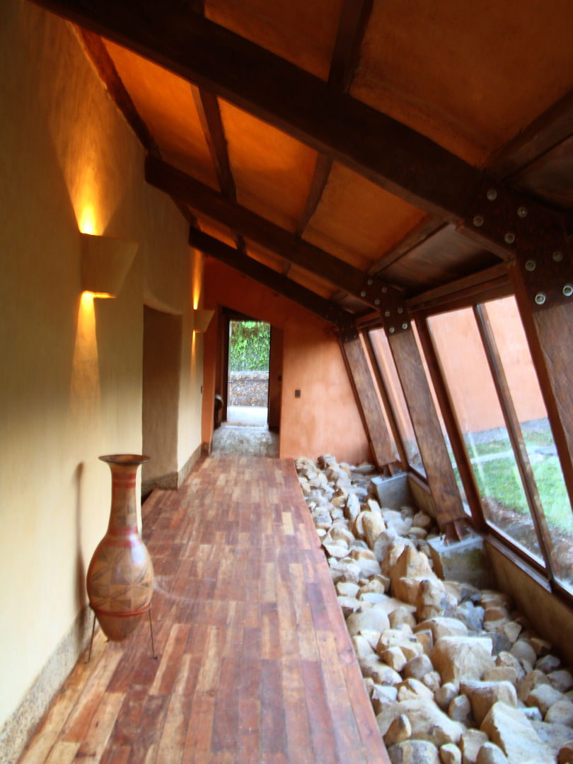 CASA TERRACOTA, CUNA ARQUITECTURA INGENIERÍA SOSTENIBLE CUNA ARQUITECTURA INGENIERÍA SOSTENIBLE Rustic style corridor, hallway & stairs Stone