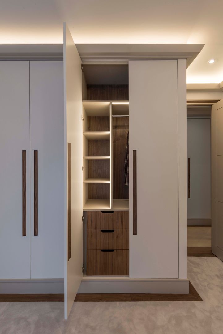 Bedroom room Prestige Architects By Marco Braghiroli Ruang Ganti Modern bedroom,lighting,storage,bespoke,wood