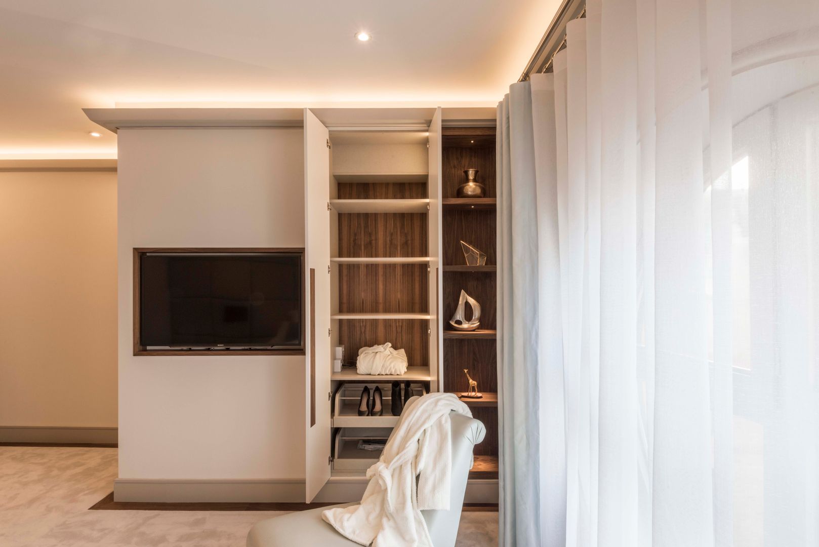 Bedroom Prestige Architects By Marco Braghiroli モダンデザインの ドレッシングルーム bespoke,bedroom,storage,lighting