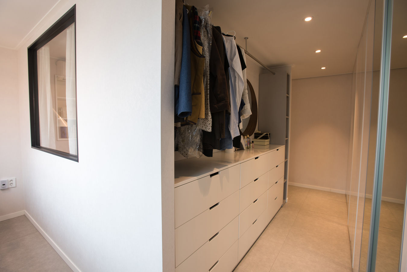 homify Modern dressing room