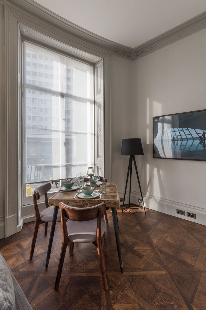 Bachelor Pad - Hyde Park, Prestige Architects By Marco Braghiroli Prestige Architects By Marco Braghiroli Salones clásicos living room,Living room,dining table,dining chair,dining room