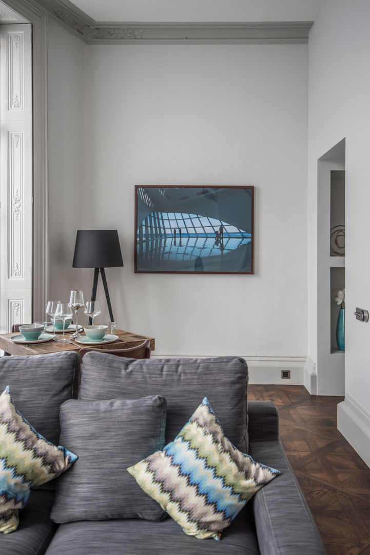 Bachelor Pad - Hyde Park, Prestige Architects By Marco Braghiroli Prestige Architects By Marco Braghiroli Salones de estilo clásico natural lighting,living room,Living room