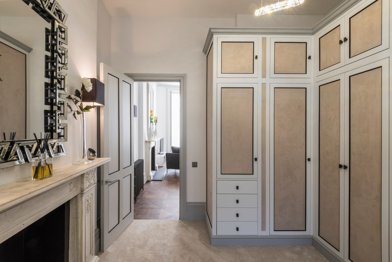 Bachelor Pad - Hyde Park, Prestige Architects By Marco Braghiroli Prestige Architects By Marco Braghiroli Closets clássicos dressing room,waredrobe