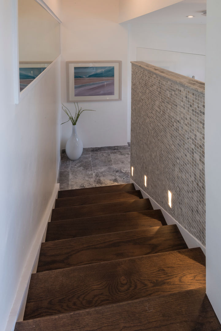 Bachelor Pad - Hyde Park, Prestige Architects By Marco Braghiroli Prestige Architects By Marco Braghiroli Klasyczna łazienka stairs,lighting,wood flooring