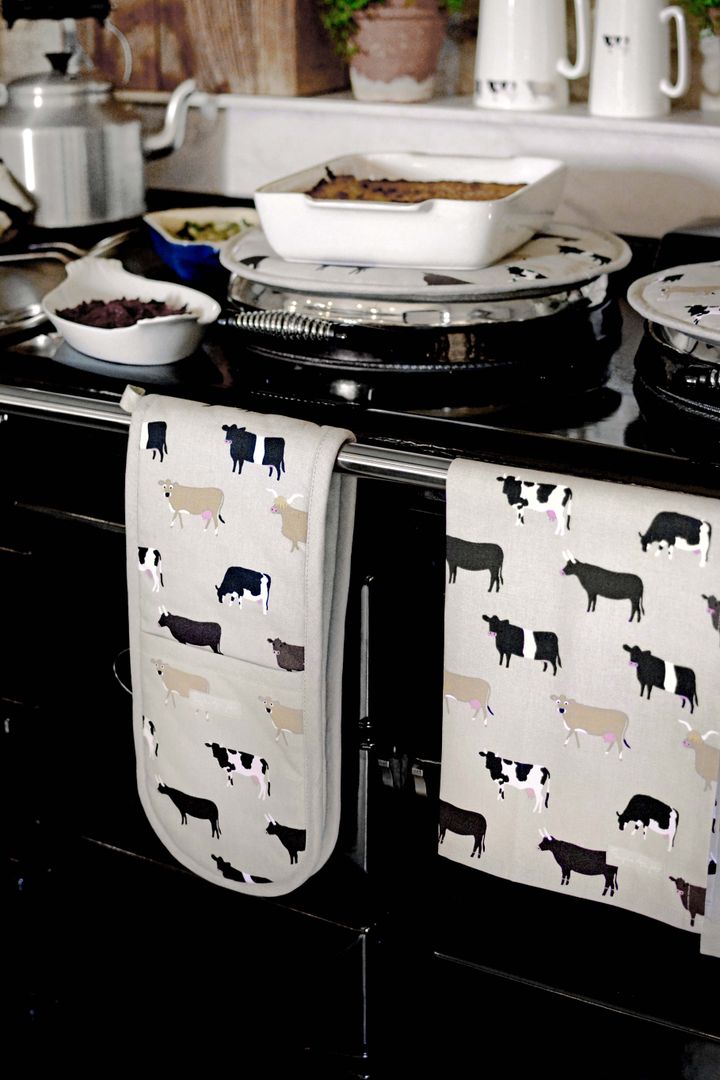 Cows Tea Towel and Oven Gloves Sophie Allport Nhà bếp phong cách đồng quê Bông Red kitchen,cows,oven gloves,tea towel,cooking,aga,style,interior,Accessories & textiles