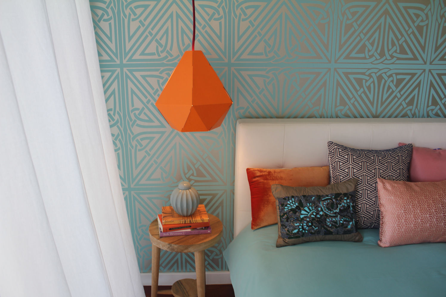 Suite homify Eclectic style bedroom Wood Wood effect interior designer,suite,bedroom,interior decoration,warm colours,blue,orange,textures,wallpaper,bedroom design