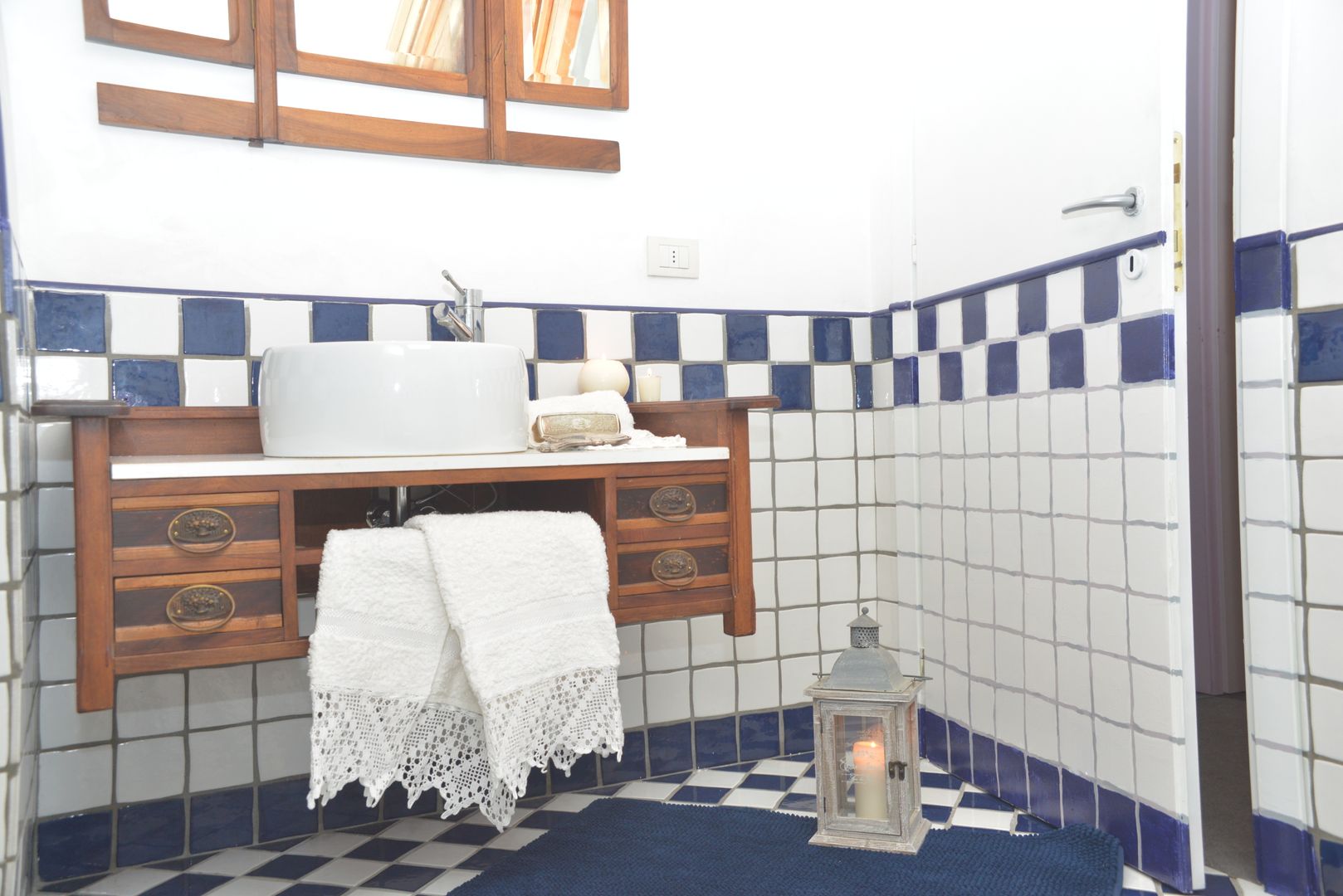 ristrutturazione bagno in mansarda Home Atmosphere Bagno in stile classico Ceramica bagno,bianco,blu,lavello,rubinetteria,ceramica