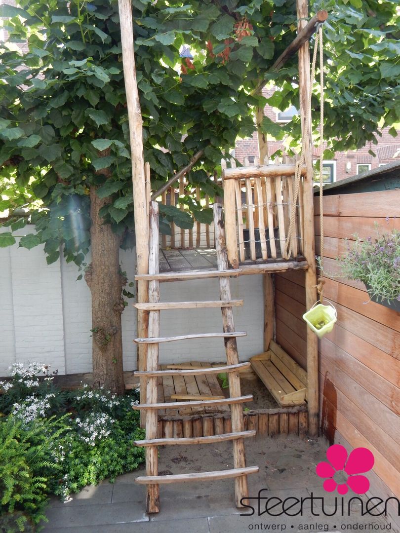 Strakke erfafscheiding en speelhuisje Sfeertuinen Landelijke tuinen Hout Hout Schommels & speeltoestellen