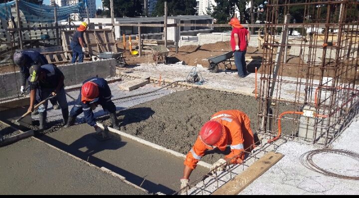 Construcción de Vivienda en Reñaca, Eracón Eracón Paredes y pisos modernos