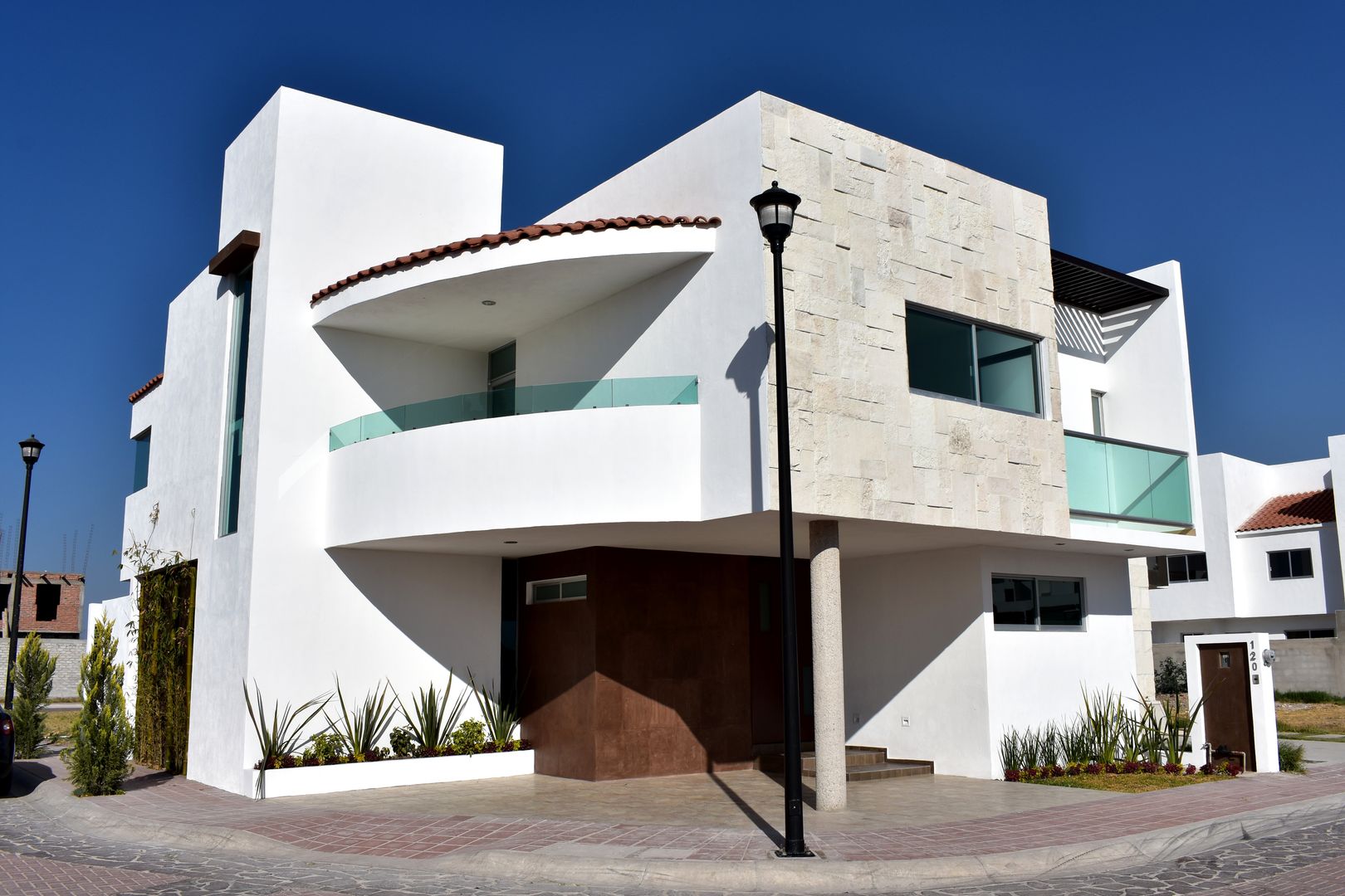 Casa Sandoval, CONSTRUCTORA ARQOCE CONSTRUCTORA ARQOCE Rumah Modern