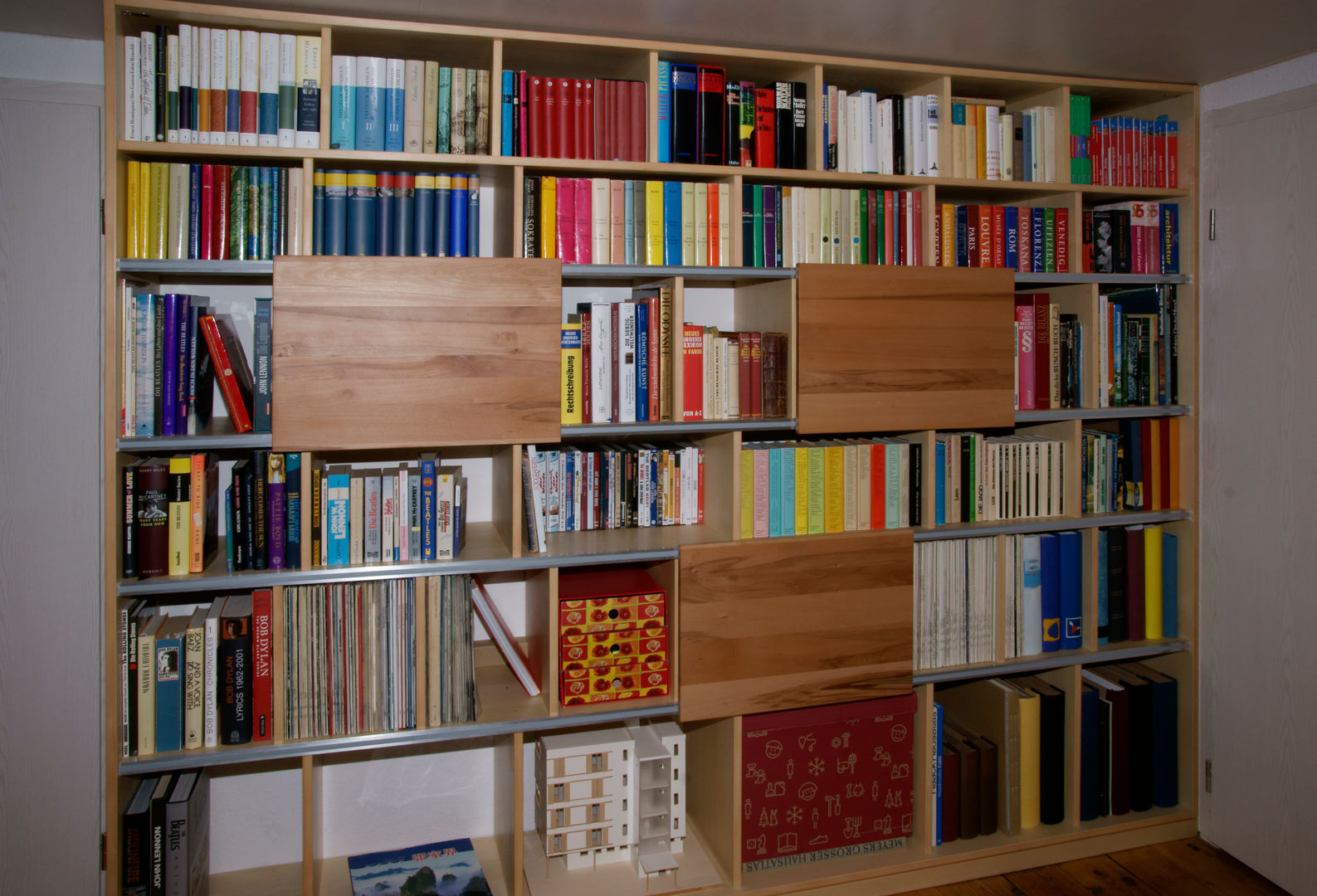 Bücherregal mit Schiebetüren aus Buche, Tischlerei Pohl Tischlerei Pohl مكتب عمل أو دراسة خشب Wood effect