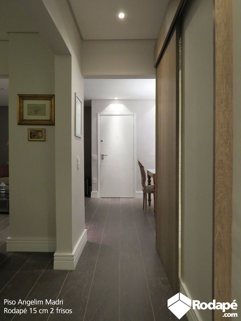 Apto com piso de madeira Triângulo Pisos, Rodapé.com Rodapé.com Rustic style corridor, hallway & stairs