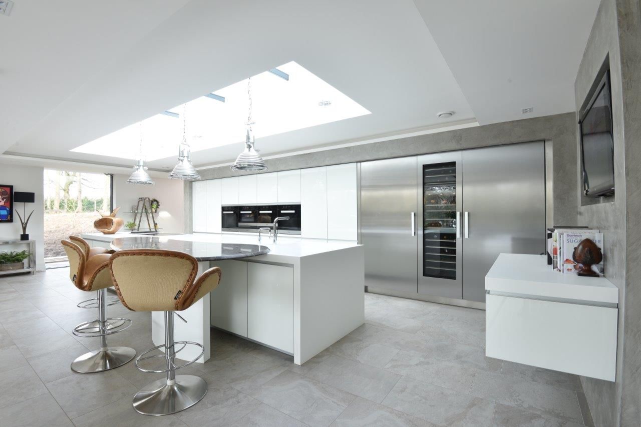 Mr & Mrs Dunne's award winning kitchen Diane Berry Kitchens Cozinhas embutidas Corian,Miele,bar stools,coffered ceiling,led lighting,pendant lights,amazing,stunning,wow