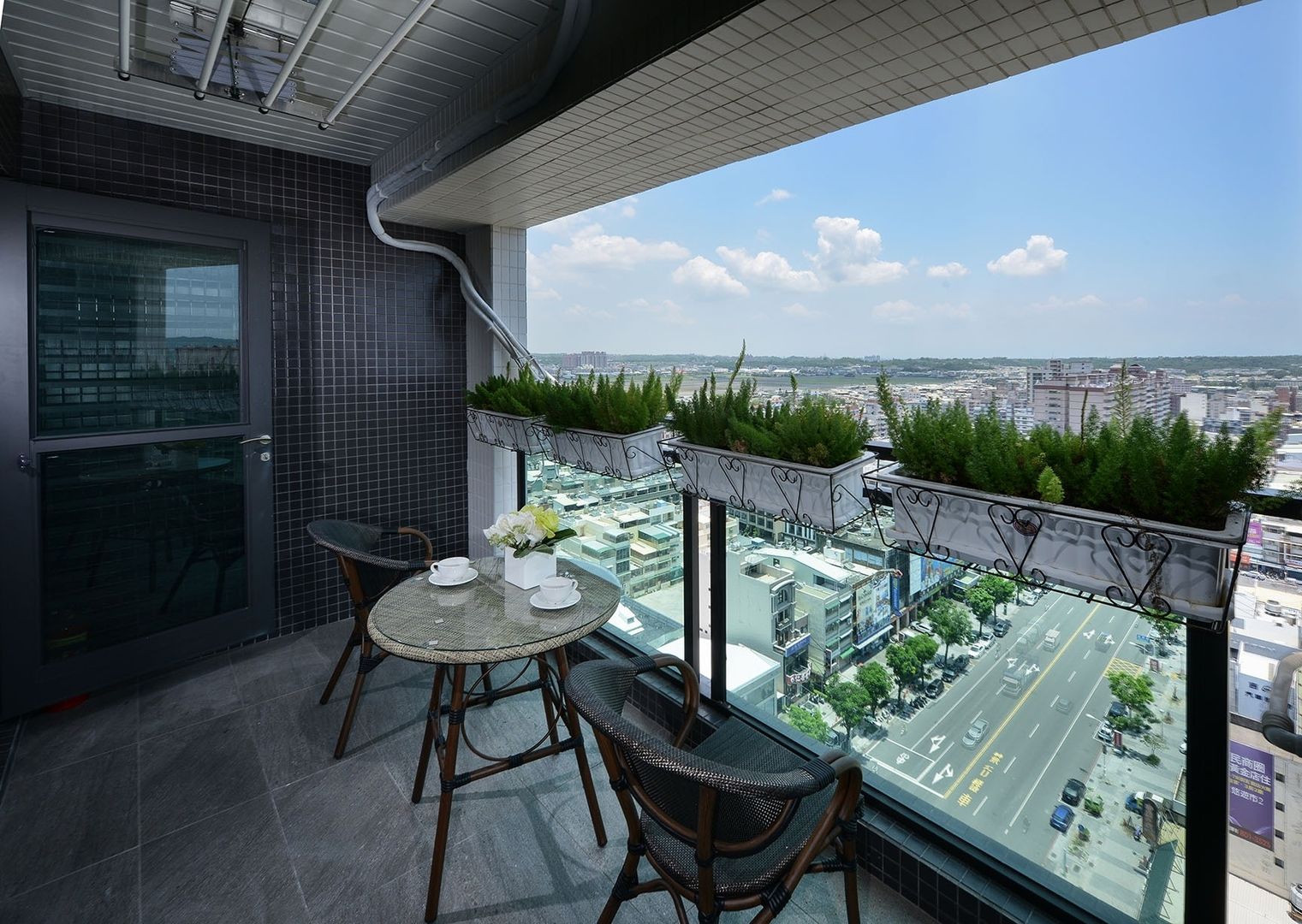 陽台B 見本設計 Modern balcony, veranda & terrace