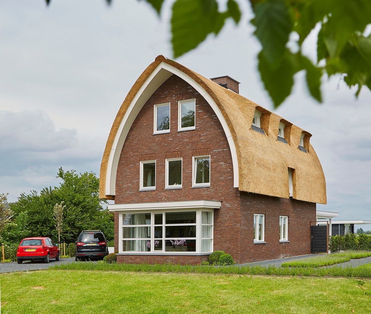 Moderne jaren 30 woning met parabooldak , Brand I BBA Architecten Brand I BBA Architecten Maisons rurales