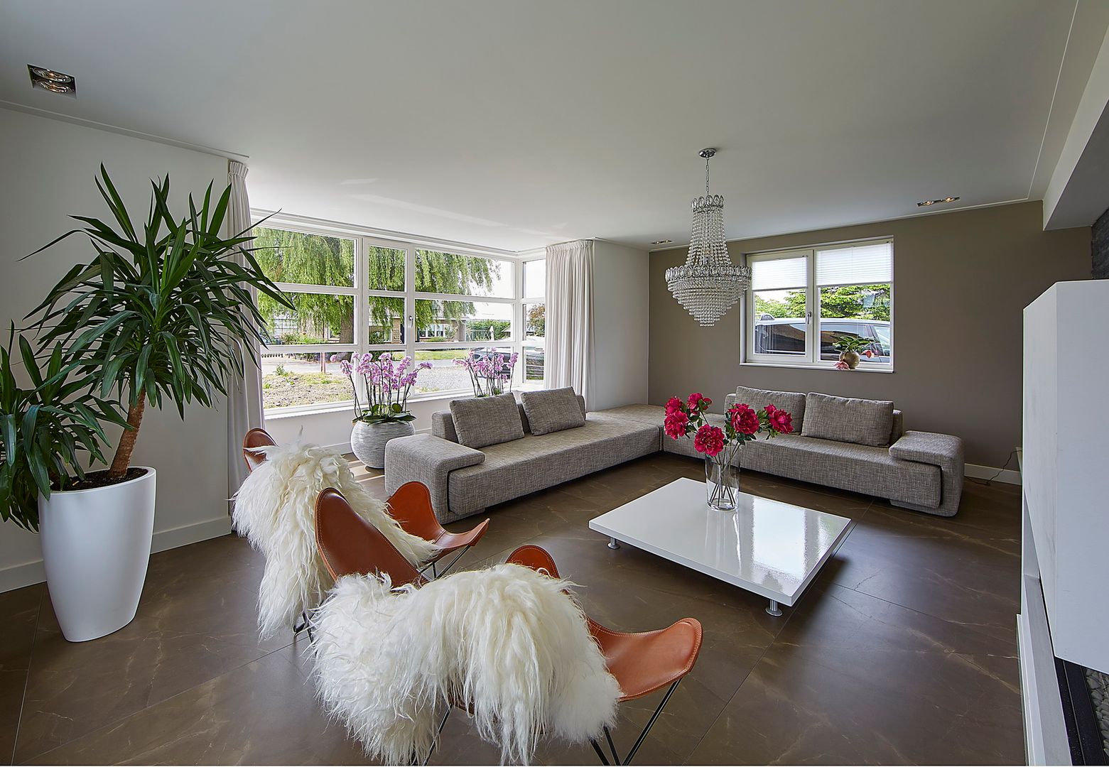 Moderne jaren 30 woning met parabooldak , Brand I BBA Architecten Brand I BBA Architecten Country style living room