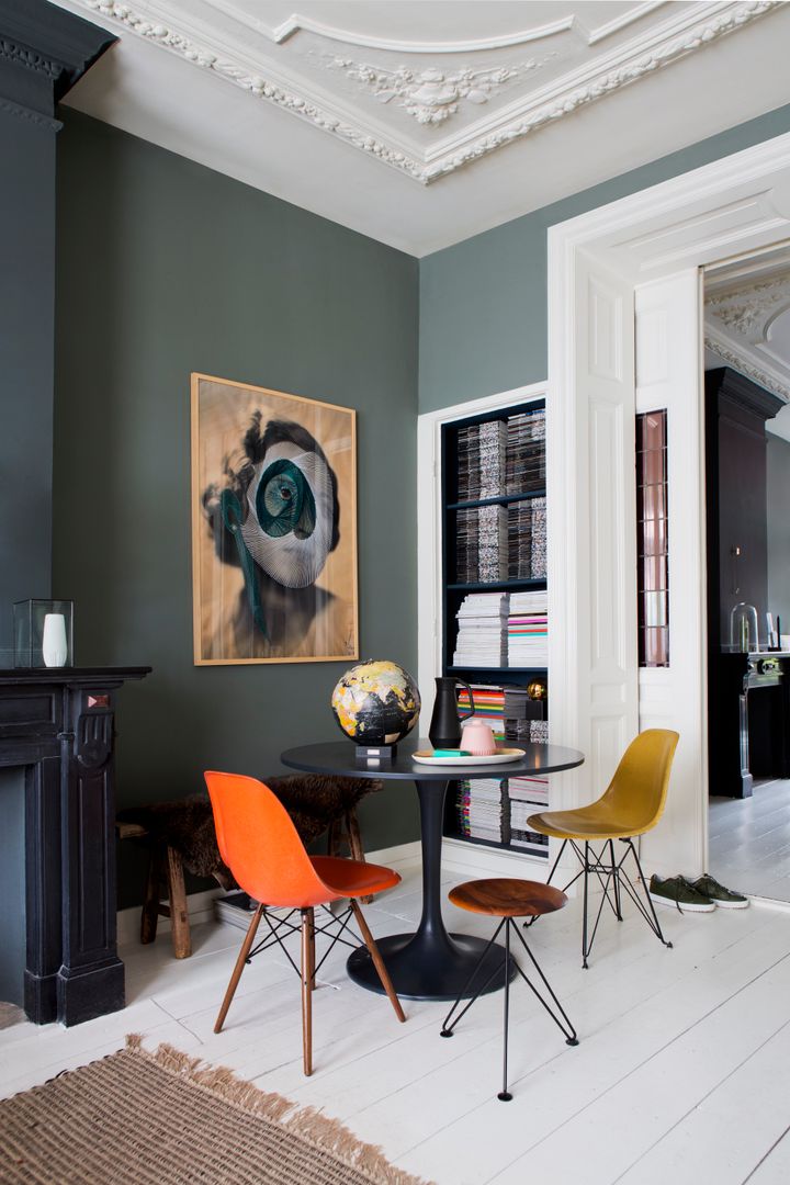 Een klassiek huis met een totaal onverwachte uiterlijk: het Haagse Herenhuis, FORM MAKERS interior - concept - design FORM MAKERS interior - concept - design Eclectic style dining room Limestone
