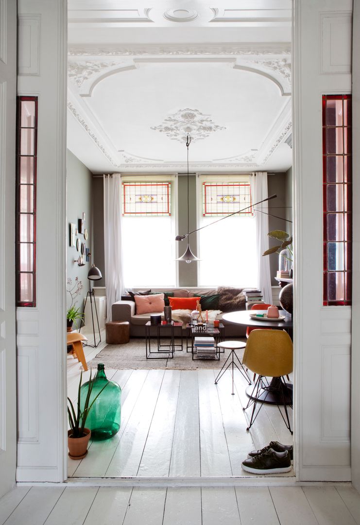 Een klassiek huis met een totaal onverwachte uiterlijk: het Haagse Herenhuis, FORM MAKERS interior - concept - design FORM MAKERS interior - concept - design Living room مضبوط کیا گیا کنکریٹ