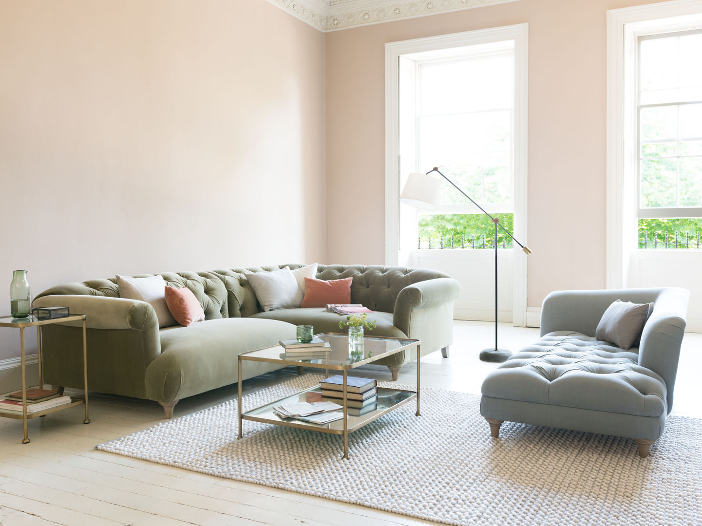 Dixie corner sofa Loaf モダンデザインの リビング living room,olive,sofa,velvet,chesterfield,button-back,brass,glass